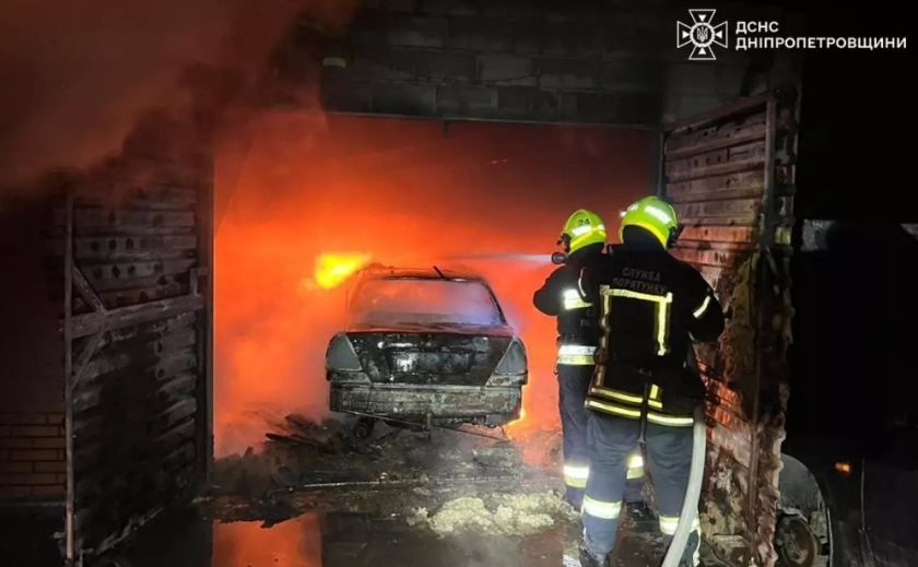 У Дніпровському районі ліквідовано займання гаража та автомобіля