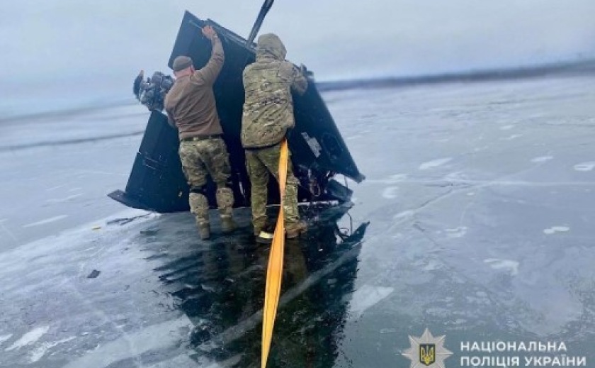 Ворожий безпілотник з бойовою частиною та відокремлена бойова частина від «шахеду»: поліцейські продовжують виявляти на замерзлому Дніпрі небезпечні знахідки