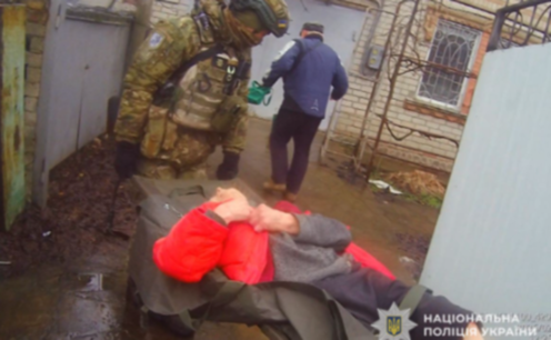 Встигнули вчасно: поліцейські «Білі Янголи» вивезли 90-річну жінку з розбитої берегової лінії Нікополя