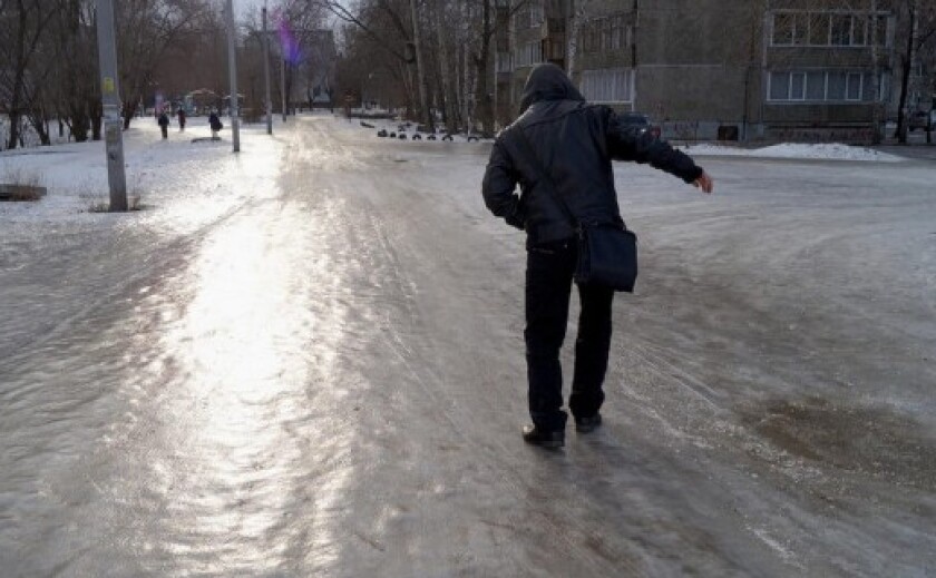 Ожеледиця та сильний вітер: мешканців Дніпра попереджають про небезпеку на дорогах