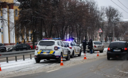 На проспекті Науки у Дніпрі Daihatsu в'їхав у відбійник: постраждалого госпіталізували до лікарні