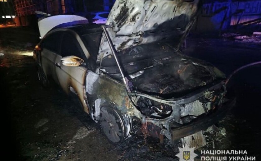 Спалив автівку через ревнощі: слідчі Дніпра повідомили чоловікові про підозру