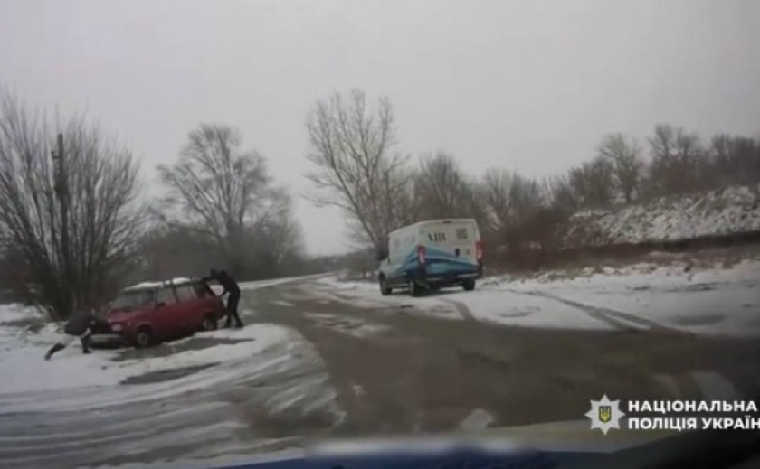 Поліцейські офіцери громади Дніпра допомогли водієві, який потрапив у пастку через ожеледицю