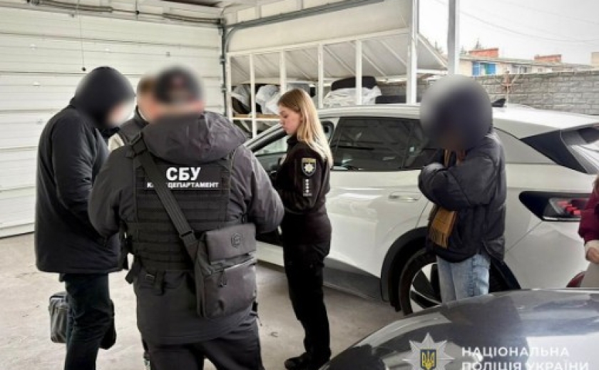 10 тисяч доларів США за непридатність до служби: у Дніпрі судитимуть лікарку та її сина