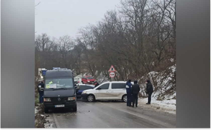 У Дніпрі сталася ДТП за участі маршрутки та трьох легковиків: подробиці