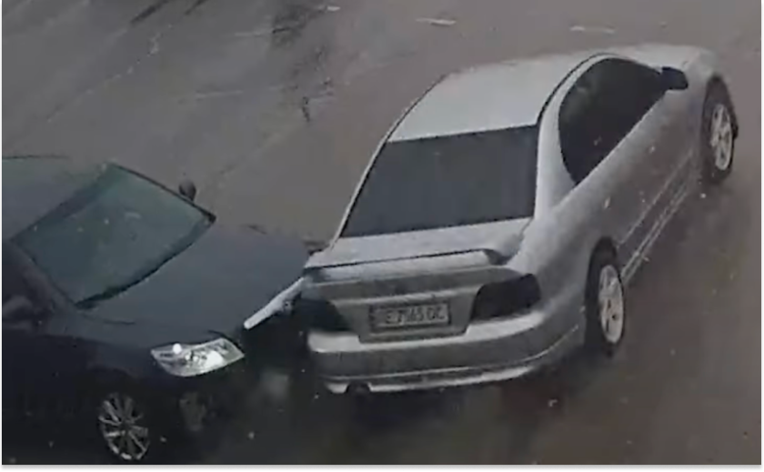На Запорізькому шосе у Дніпрі зіткнулися Skoda та Mitsubishi: подробиці ДТП