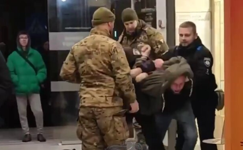Є нюанси: у Дніпропетровському обласному ТЦК та СП заявили, що не забирають телефони у мобілізованих