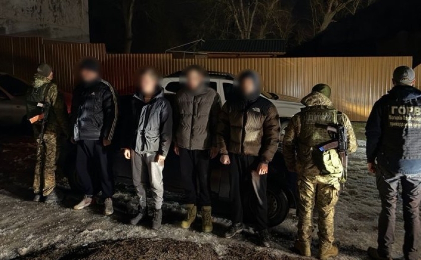 За майже півмільйона гривень переправляв мешканців Дніпропетровщини за кордон: чоловіку повідомлено про підозру