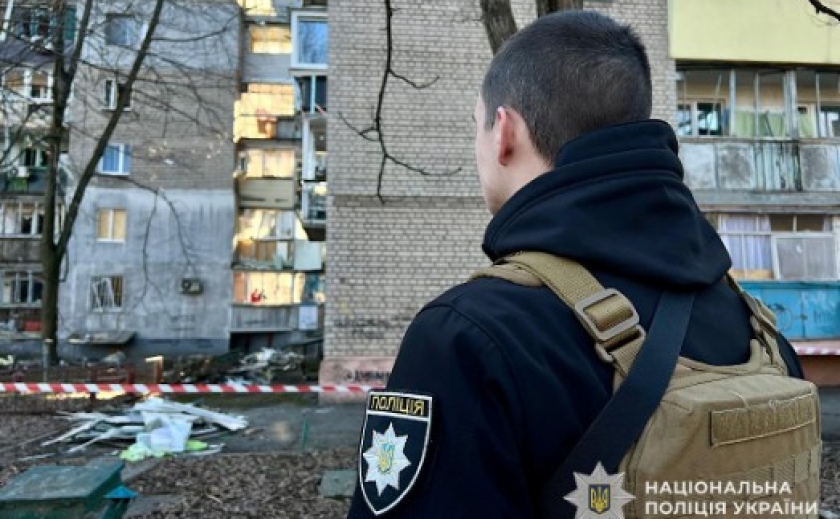 Поліція Дніпра продовжує працювати на місці ворожої атаки та приймати заяви від постраждалих громадян