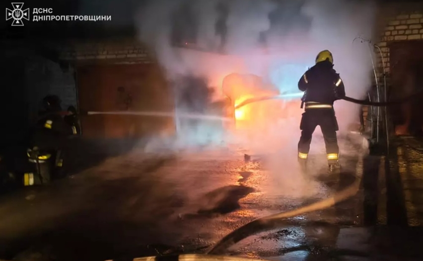 У Павлограді ліквідовано займання гаража з автомобілем всередині
