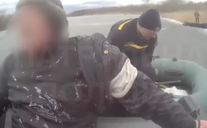 Дніпровський водний патруль допоміг рибалкам, які потрапили на весняній кризі у небезпечні ситуації