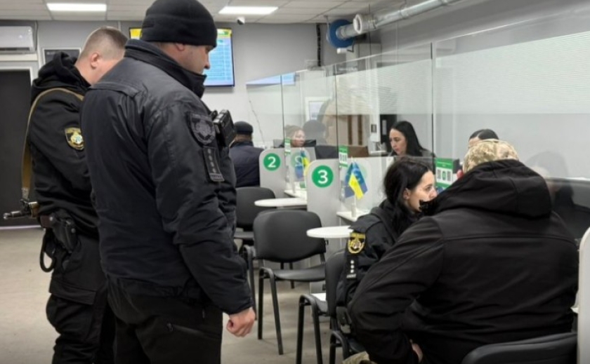 У сервісному центрі МВС на Дніпропетровщині зупинено реєстрацію авто через ознаки шахрайства