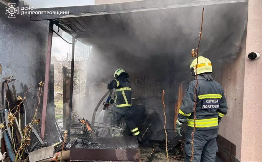 Ледь не вигорів вщент: у Дніпрі вогнеборці ліквідували пожежу у приватному будинку