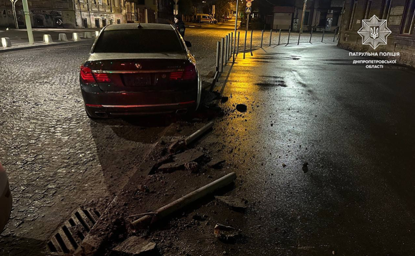 У Дніпрі водій BMW пошкодив антипаркувальні стовпчики на Успенській площі