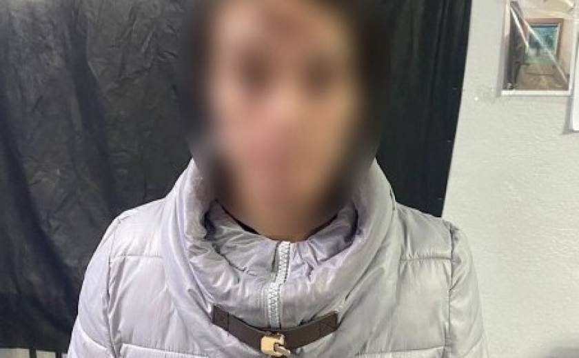 Підібрала та привласнила чужий телефон: за скоєння крадіжки слідчі Дніпра повідомили про підозру 42-річній жінці