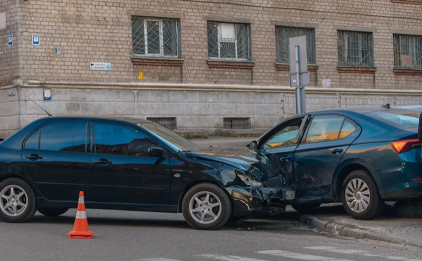 У Дніпрі на Паторжинського зіштовхнулися Skoda та Mitsubishi: подробиці ДТП