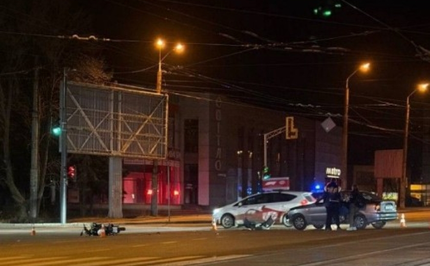 У Дніпрі на проспекті Хмельницького Daewoo зіштовхнувся з мотоциклістом: постраждали двоє людей