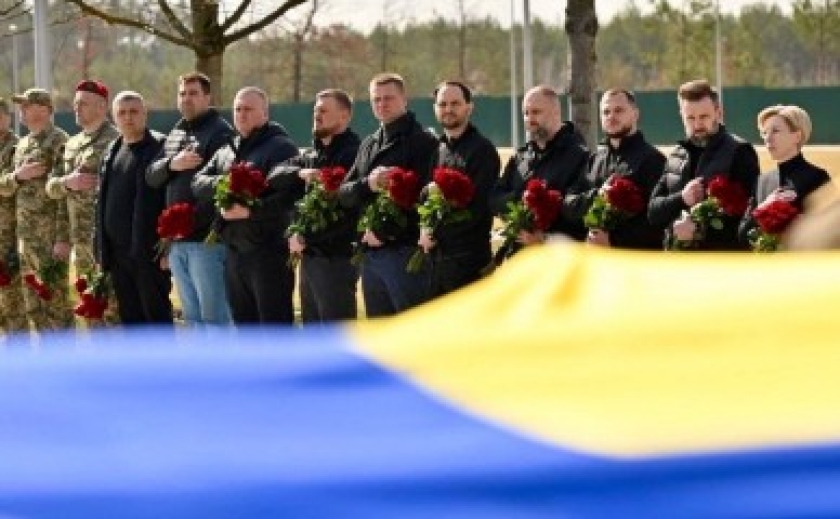 Вони віддали життя, ми — пам’ять: Голова Дніпровської ОВА долучився до церемонії поховання Героїв на Національному військовому меморіальному кладовищі