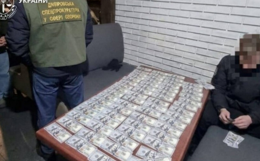 21,5 тисяча доларів за непридатність до служби: на Дніпропетровщині затримали посадовицю, що вимагала хабар