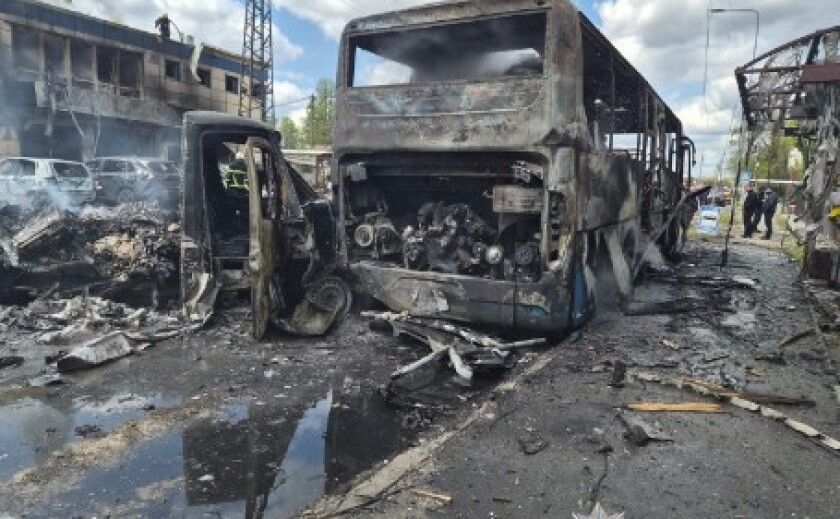Поліція працює на місці ворожого обстрілу Дніпра: є загибла та поранені, серед них - поліцейський