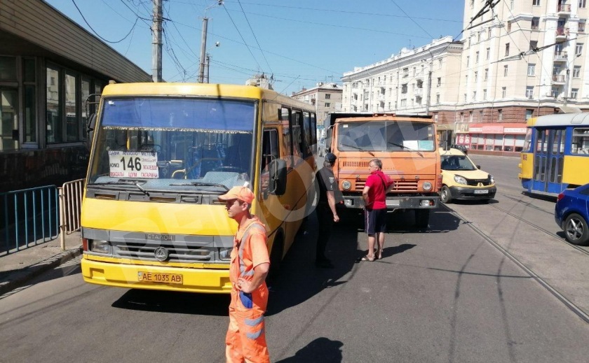 В Днепре КамАЗ врезался в маршрутку, есть потерпевшая