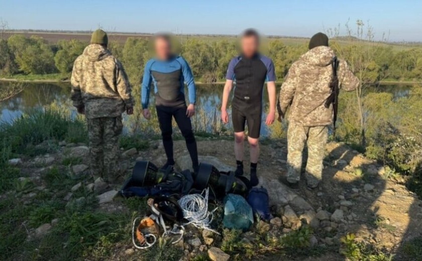 Невдала втеча через Дністер: прикордонники затримали втікачів у гідрокостюмах