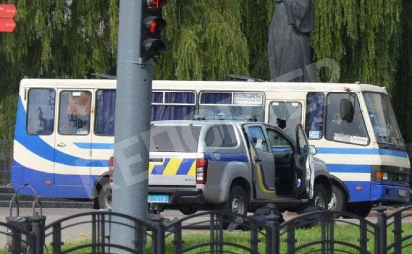 В центре Луцка террорист захватил автобус с заложниками ОНЛАЙН