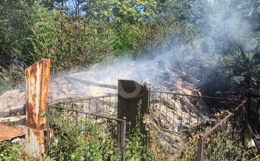 В Днепре прямо сейчас горят могилы на Клочковском кладбище