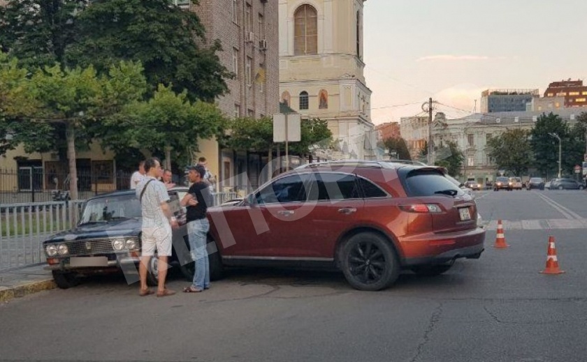 В Днепре двое богачей не разъехались, «обидев» припаркованный «жигуль»