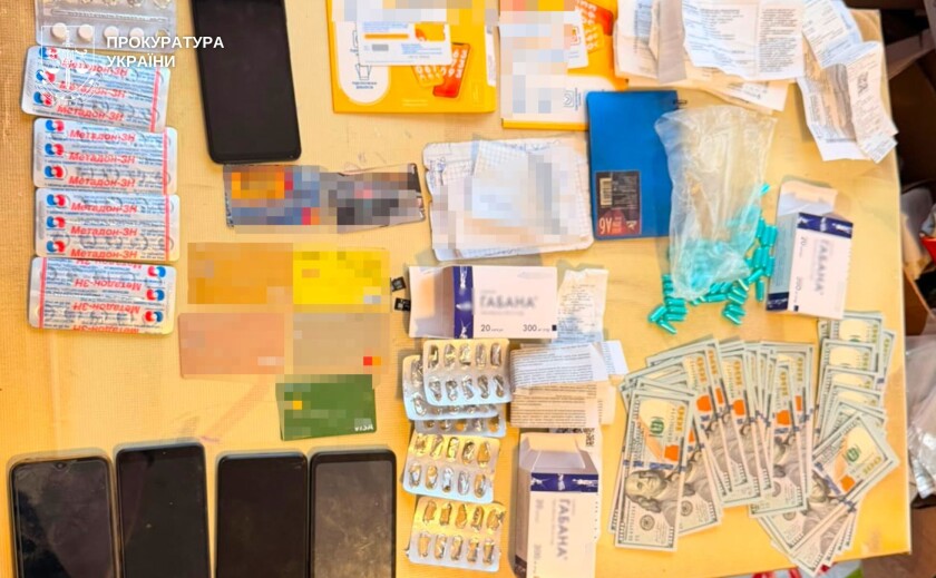 Метадон у колонію через пошту: на Дніпропетровщині викрили наркотрафік за участю працівника в'язниці