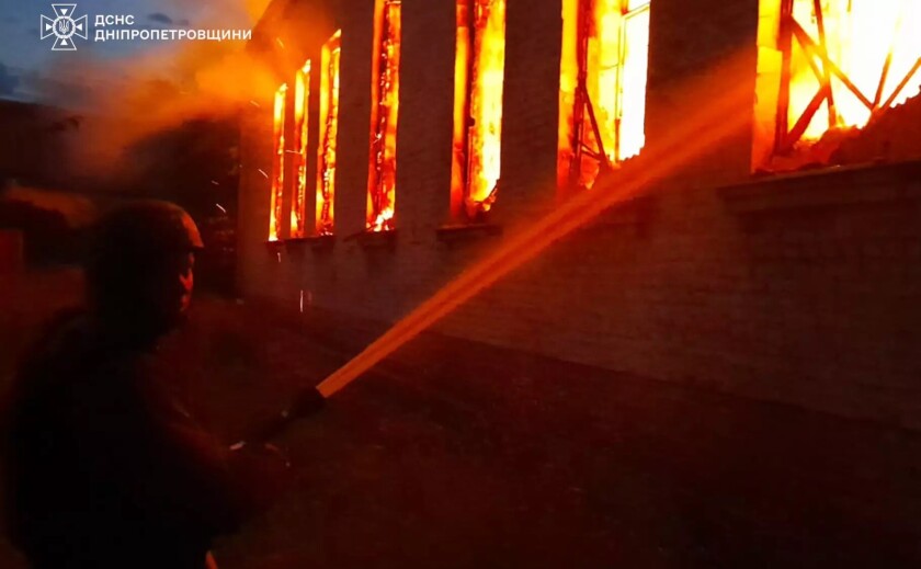 Росія атакувала Дніпропетровщину: постраждали двоє людей, у Нікопольському районі горіла спортивна школа