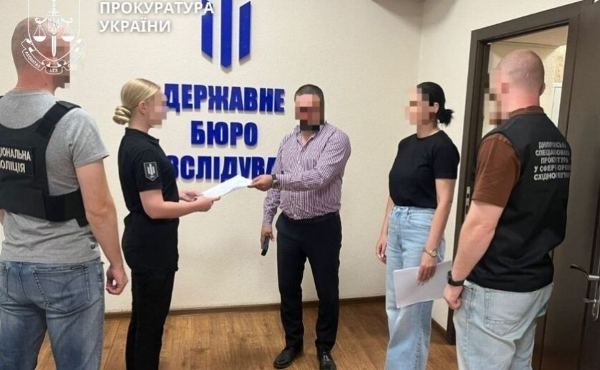 Виїжджали за кордон під виглядом іноземців: у Дніпрі викрито посадовців міграційної служби, які допомагали військовозобов'язаним тікати з країни