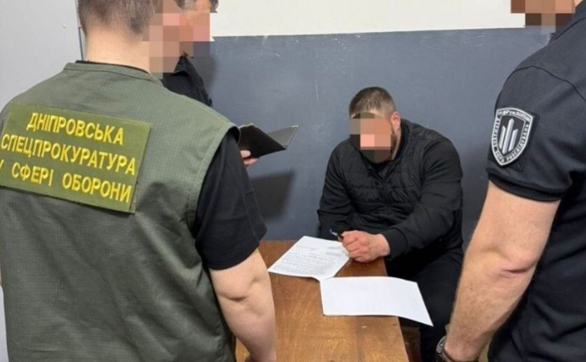 Катування побратима на шикуванні та дезертирство: на Дніпропетровщині судитимуть військового