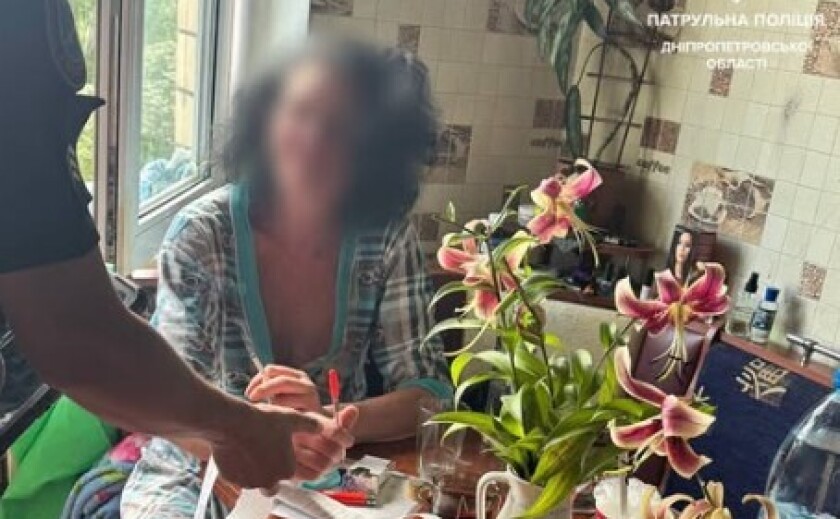 Повідомила про вбивство сина, якого не було: у Дніпрі патрульні затримали жінку за неправдивий виклик
