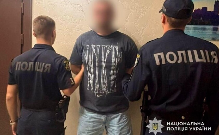 У центрі Дніпра затримали двох чоловіків після стрілянини біля закладу