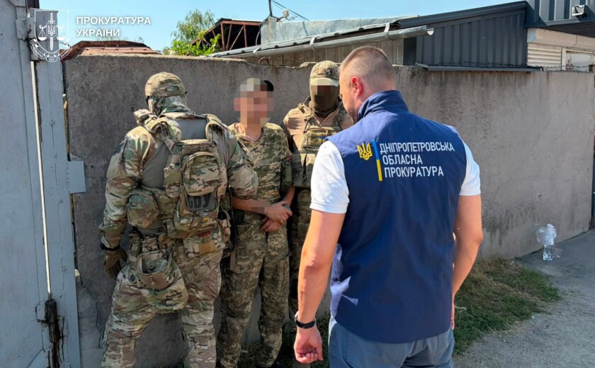 У Дніпрі затримали чоловіка, який за $20 тисяч обіцяв оформити військовим «службу на папері»