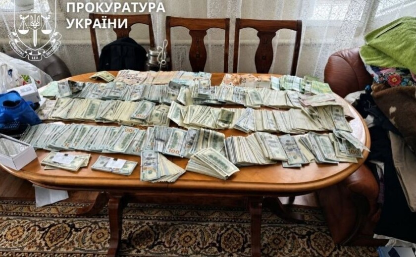 307 тисяч доларів, 6 тисяч євро та 113 тисяч гривень: у Дніпрі судитимуть голову ВЛК за хабарі та незаконне збагачення