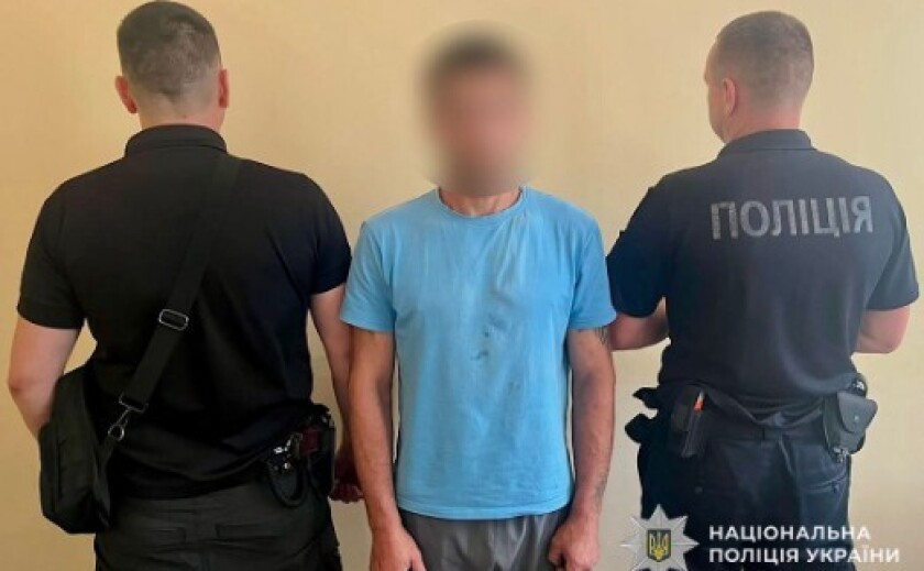 Вихопив із рук 64-річної жінки мобільний телефон та втік: у Дніпрі затримали грабіжника