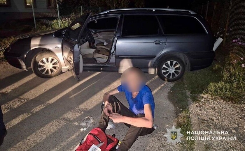 В Днепре мужчина угнал автомобиль с оставленными внутри ключами и врезался в столб