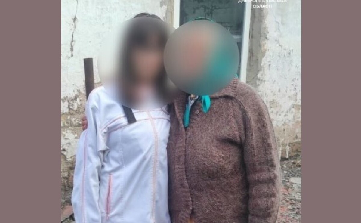Їздила у трамваї та не могла пригадати, де живе: дніпровські патрульні повернули додому жінку, яка загубилася