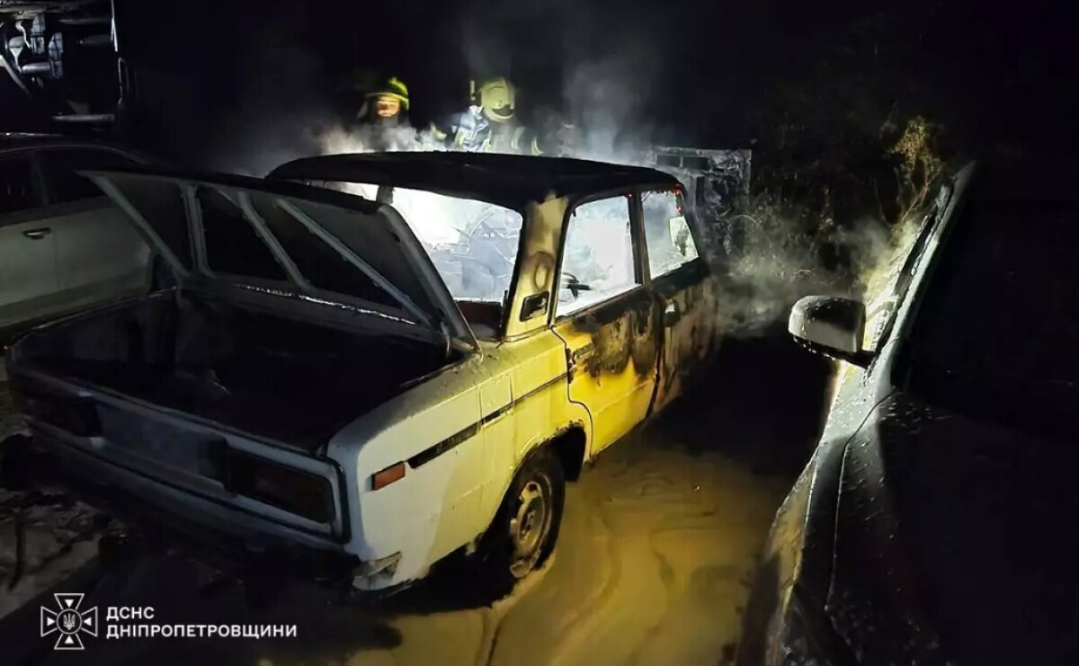 У Дніпрі вночі згоріли два легкові автомобілі