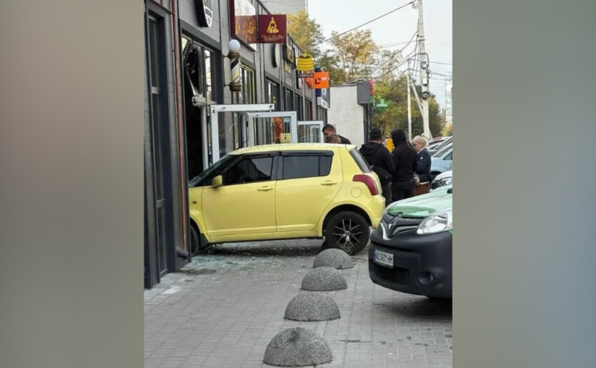 У Дніпрі водій Suzuki влетів в барбершоп: подробиці ДТП