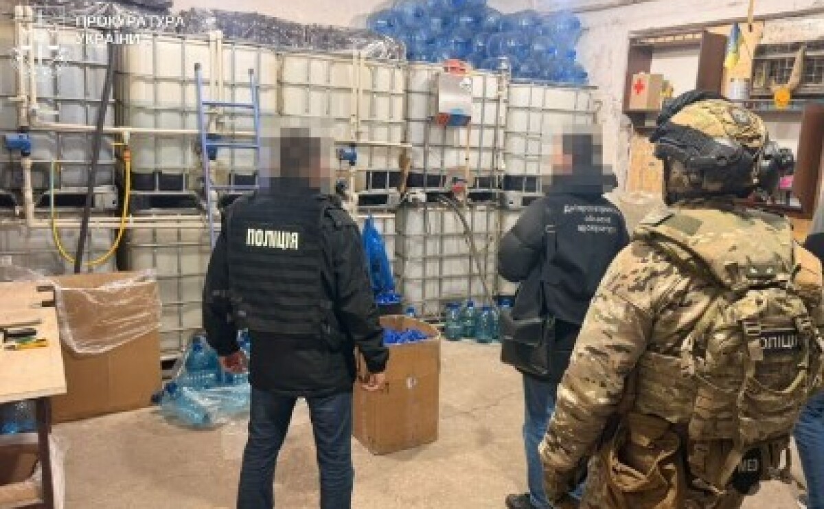 Розбавляли водою спирт та продавали: у Дніпрі затримали п’ятьох учасників організованої групи