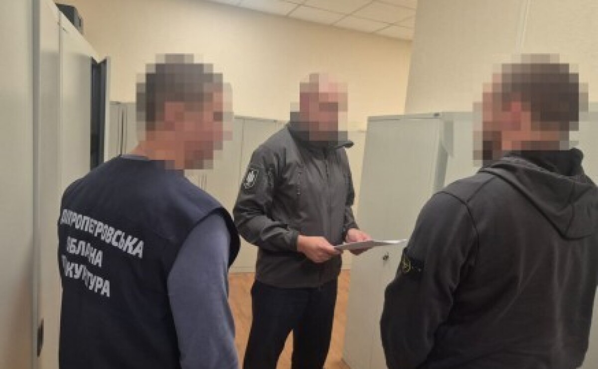 Розбій на суму понад 3 млн грн у криптовалюті та готівці: на Дніпропетровщині затримали трьох поліцейських, двоє з яких обіймають керівні посади
