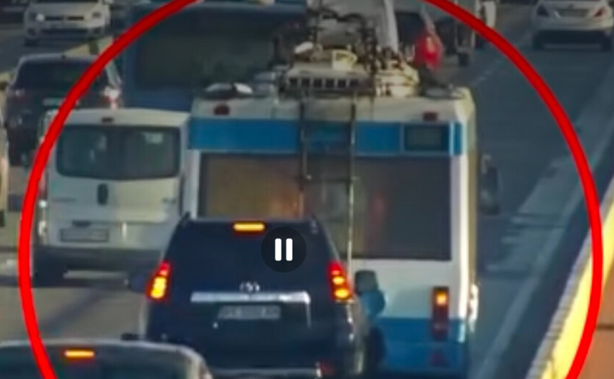 В Днепре на Центральном мосту Toyota Land Cruiser столкнулась с троллейбусом