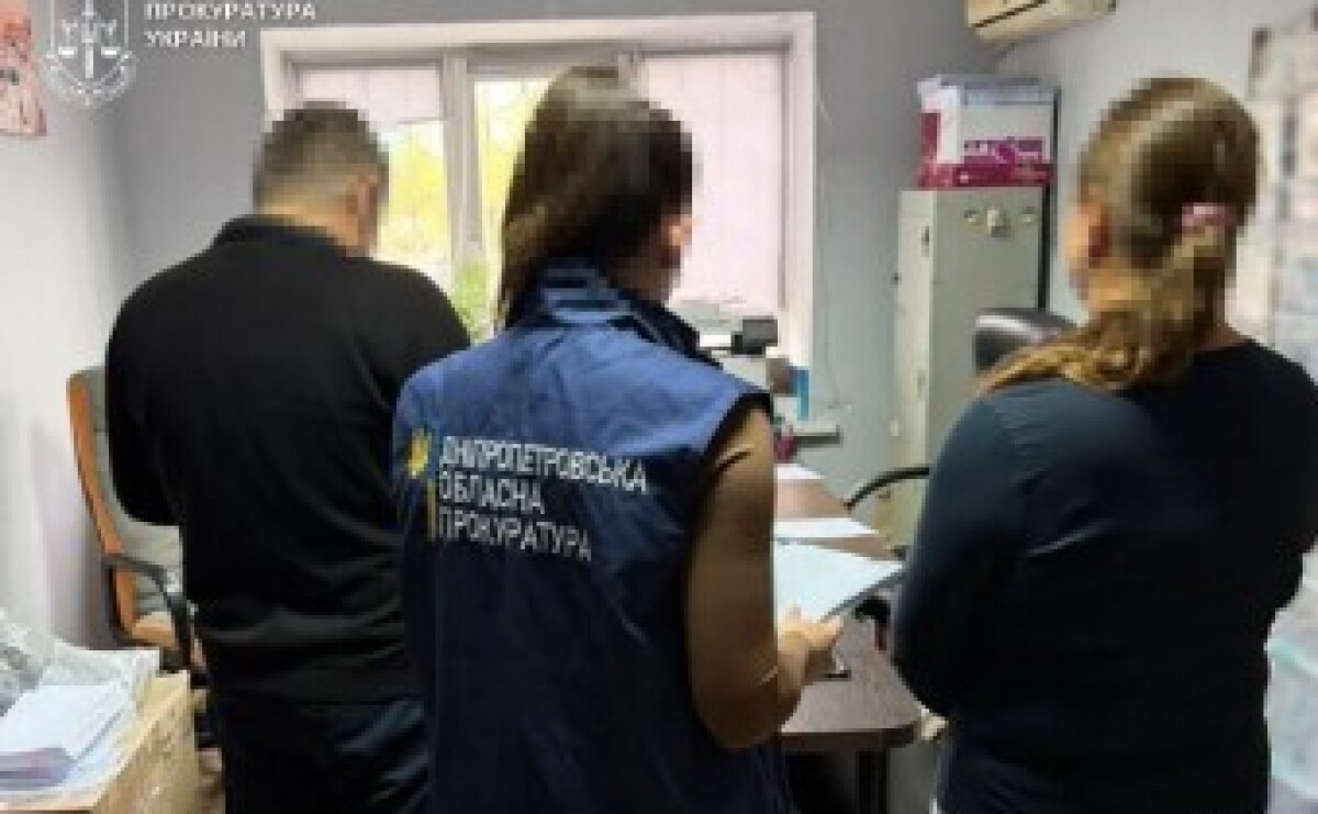 Получил почти 1,2 млн грн зарплаты, находясь за границей: подозреваются эксдиректор и главная бухгалтер КП Днепровского горсовета