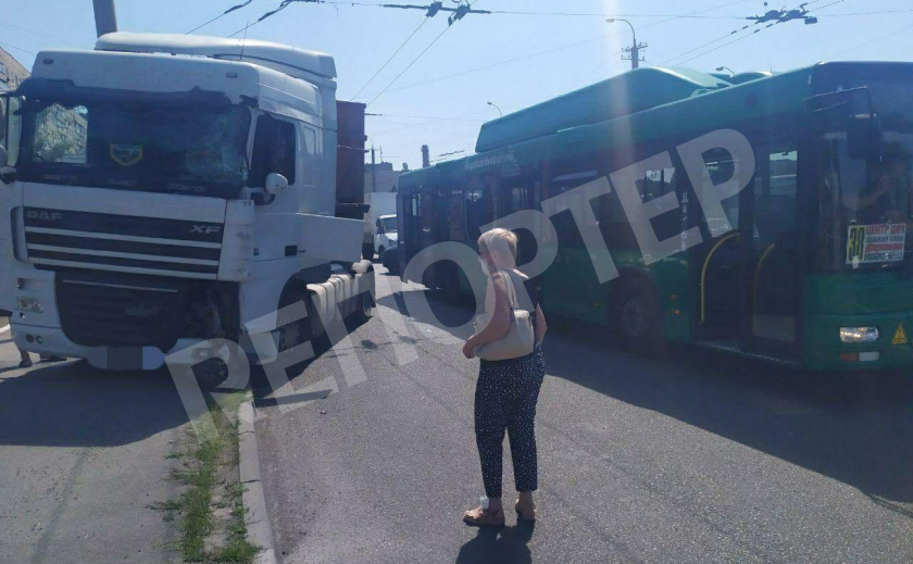 В Днепре грузовик столкнулся с пассажирским автобусом: есть травмированные