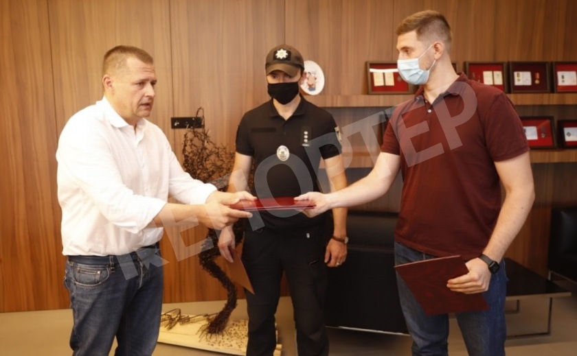 Мэр Днепра наградил полицейского и инспекторов благоустройства за задержание преступника