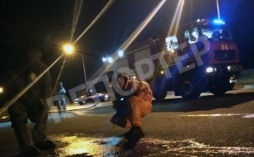 В Днепре разлили неизвестную жидкость
