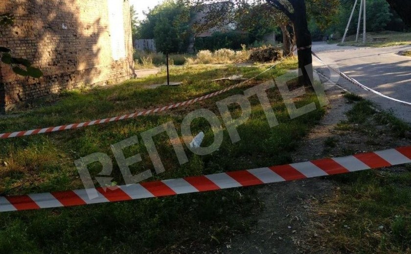 В Днепре на ул. Нечая горожанка едва не подорвалась на «лимонке» В Днепре на ул. Нечая горожанка едва не подорвалась на «лимонке»
